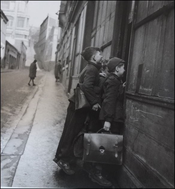 Les écoliers curieux, Paris, 1953